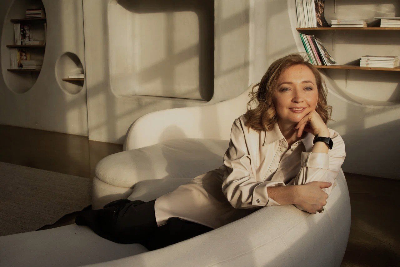 Гилазова Медина в кабинете, сессия с клиентом